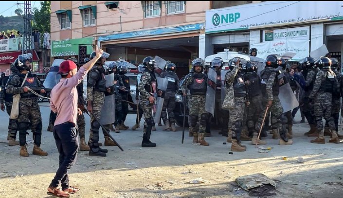 Nigam64985Nigam's tweet image. This is what’s happening in Pakistan Occupied Kashmir (PoK) right now. Global media isn’t showing how Pakistan’s security forces are attacking civilians. Even Pakistani media is banned from covering the protests by thousands. A grim reality.

#PoKProtests #Pakistan #HumanRights