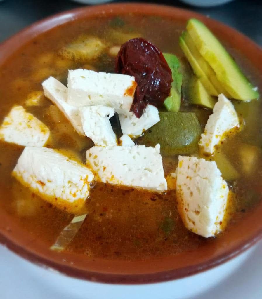 Hoy martes cerramos el mes patrio con una delicia de menú: caldo tlalpeño, costillitas en chile colorado con ejotes, pastel de carne, bistec ranchero, pollo en mole, caldo de pollo y nuestro consentido de siempre, el Cocido. Además muchas especialidades más. 
Tenemos aire