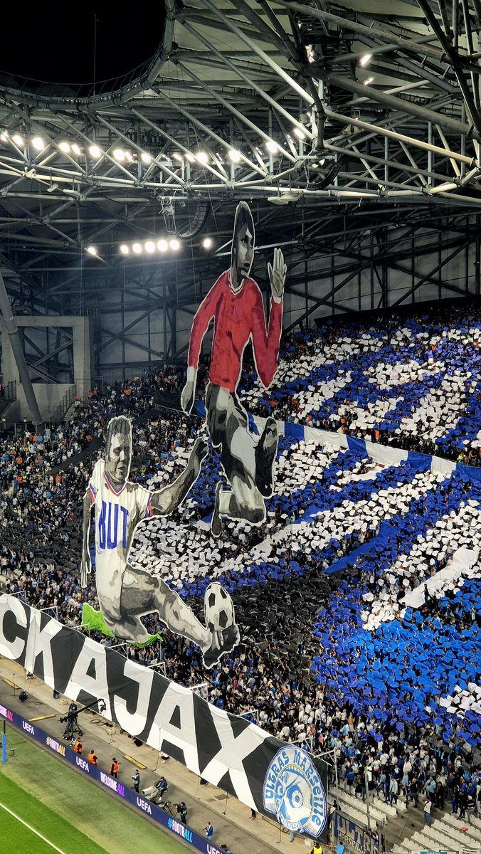 JimmyComte's tweet image. Des centaines de matchs ici au Stade Vélodrome est toujours aussi impressionné par cette atmosphère volcanique #OMAJAX #LDC 💙

Quels tifos des supporters !! 🔥🌋