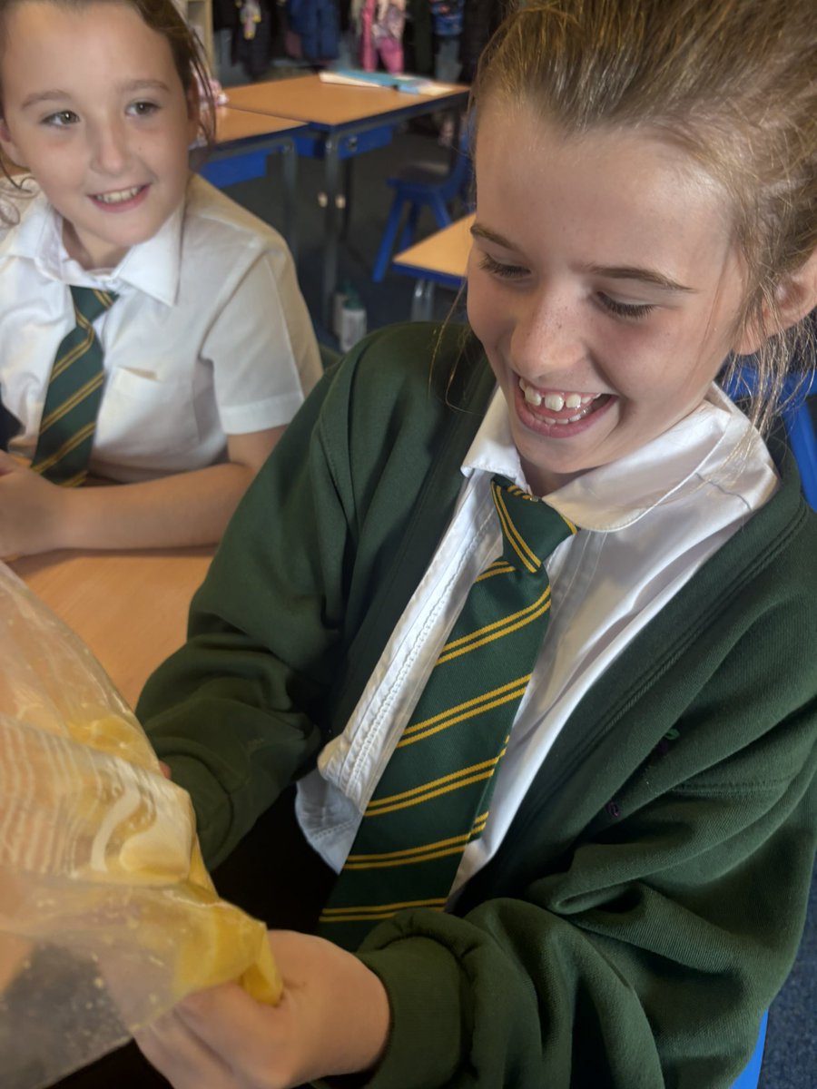 Year 4 loved being involved in a physical represention of part of our digestive system today exploring a journey of food,  building on our knowledge from last week. It was a rather disgusting experiment with lots of brave people eager to participate. 👍🏼