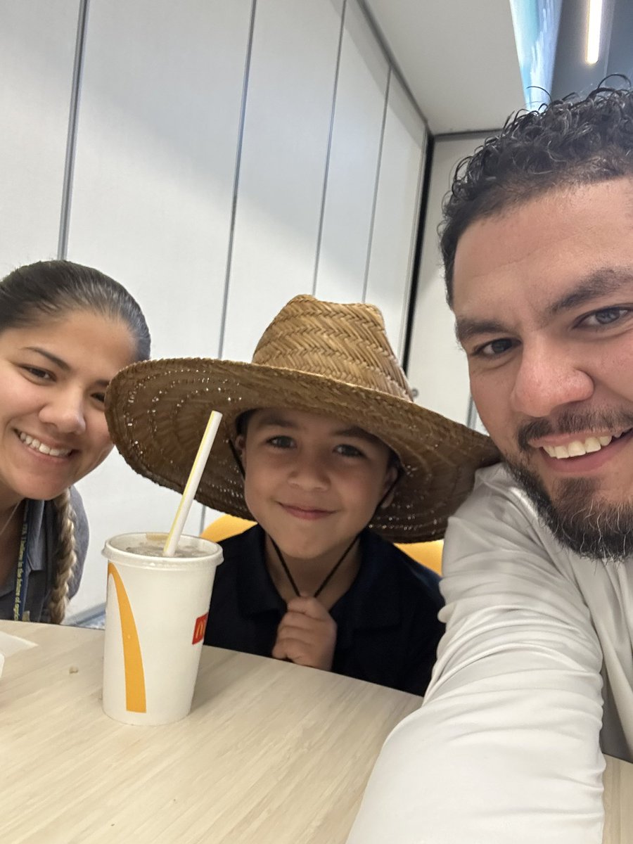 Aocho77's tweet photo. Love being able to go eat lunch with my boy Santi and @shyan_08 @GalenaParkISD #GPpurpose https://t.co/YIVGwJejxx