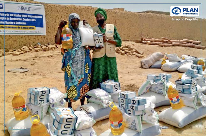 PlanIntl_Mali's tweet photo. 👩‍🍼À Diré (Tombouctou), 60 femmes enceintes &amp; allaitantes ainsi que des ménages avec enfants malnutris ont reçu des intrants nutritionnels (huile, lait en poudre, mil, sucre, sel) grâce au projet #FHRAOC en partenariat avec l’@ONG_AMSS. 

#PlanMali #RéponseHumanitaire #Inondation https://t.co/LWoPI9pR4u