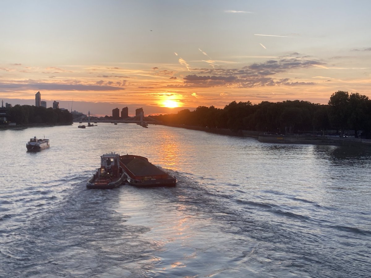 wazzo_m's tweet photo. Watching the sunset and a barge getting a helpful push on the #RiverThames tonight from #ChelseaBridge @Tidal_Thames95 @stoughton_p @ThamesPics #sunset https://t.co/qllM8KJhfT