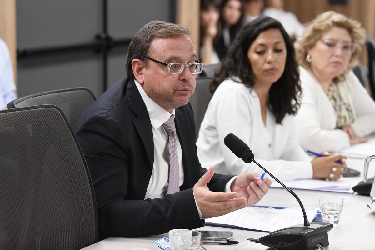 ♻️AVANZA LA LEY DE ENVASES♻️

En comisión logramos consenso en temas claves: marco federal, metas graduales, uso de reciclado local e inclusión de cartoneros.  Con voluntad para resolver las diferencias pendientes, el proyecto puede tratarse en el recinto antes de fin de año.

👇🏻