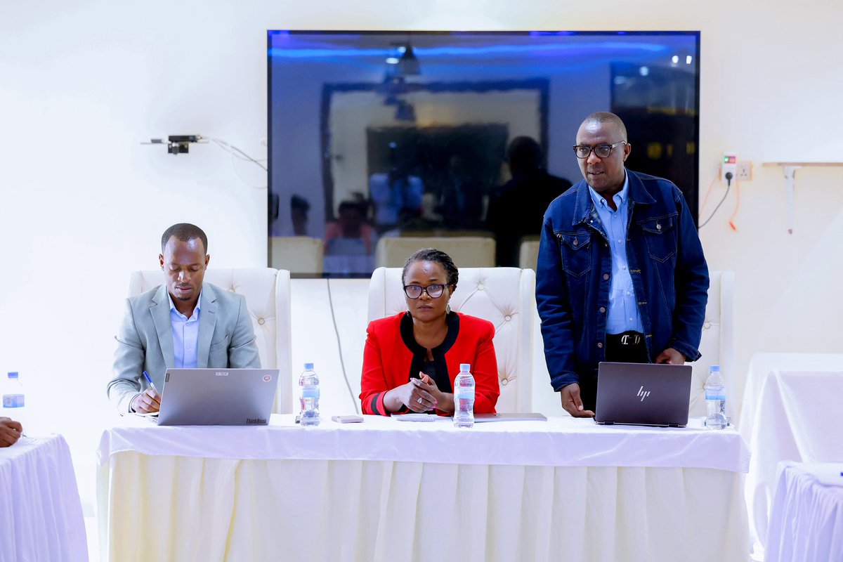 Rwanda_Housing's tweet photo. Umunsi wa mbere  w’amahugurwa ari guhabwa abanyamakuru ku mategeko y’imyubakire  n’iterambere ry’imijyi, bibukijwe ko ari inshingano za buri wese kuyamenya no kuyakurikiza! https://t.co/jbF7qQonKT
