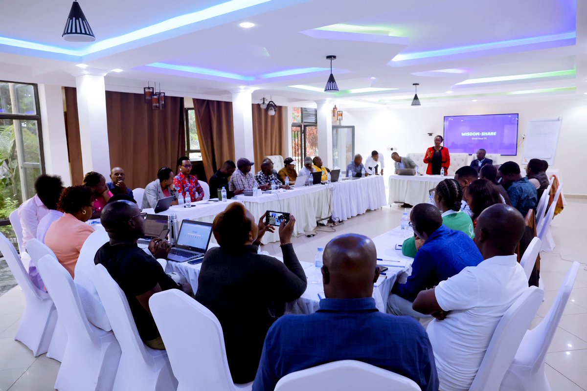 Rwanda_Housing's tweet photo. Umunsi wa mbere  w’amahugurwa ari guhabwa abanyamakuru ku mategeko y’imyubakire  n’iterambere ry’imijyi, bibukijwe ko ari inshingano za buri wese kuyamenya no kuyakurikiza! https://t.co/jbF7qQonKT