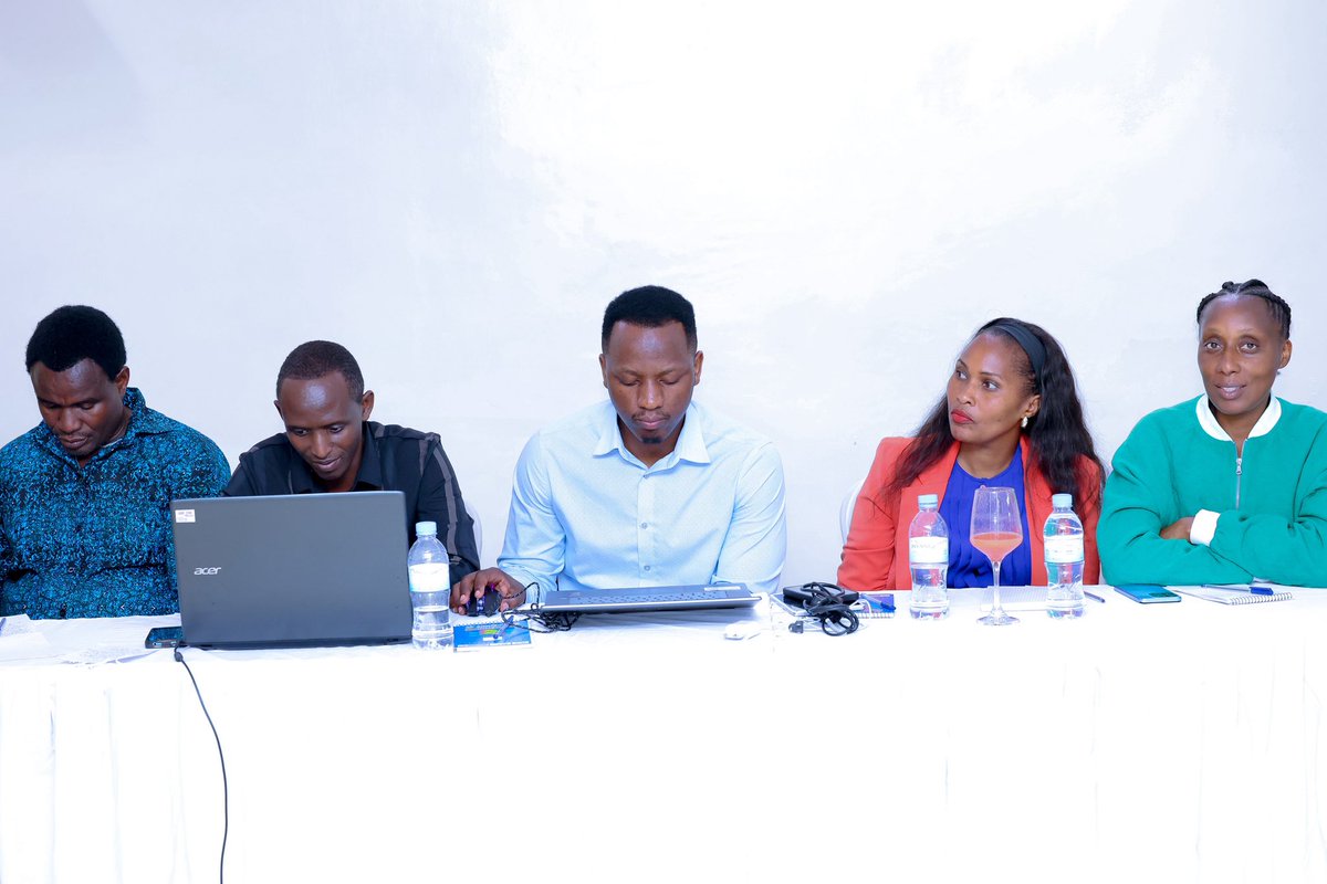 Rwanda_Housing's tweet photo. Umunsi wa mbere  w’amahugurwa ari guhabwa abanyamakuru ku mategeko y’imyubakire  n’iterambere ry’imijyi, bibukijwe ko ari inshingano za buri wese kuyamenya no kuyakurikiza! https://t.co/jbF7qQonKT