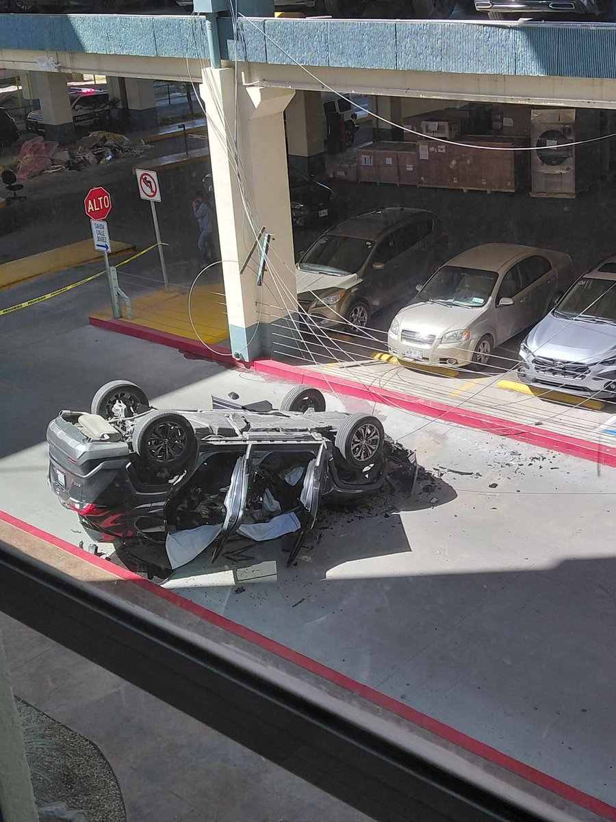 <a href="/elalbertomedina/">Luis Alberto Medina</a> <a href="/ProyectoPuente/">Proyecto Puente</a> Al parecer, esas cuerditas no fueron capaces de resistir un impacto como señala lo deben hacer el Reglamento de Construcción ¿quién lo diría?