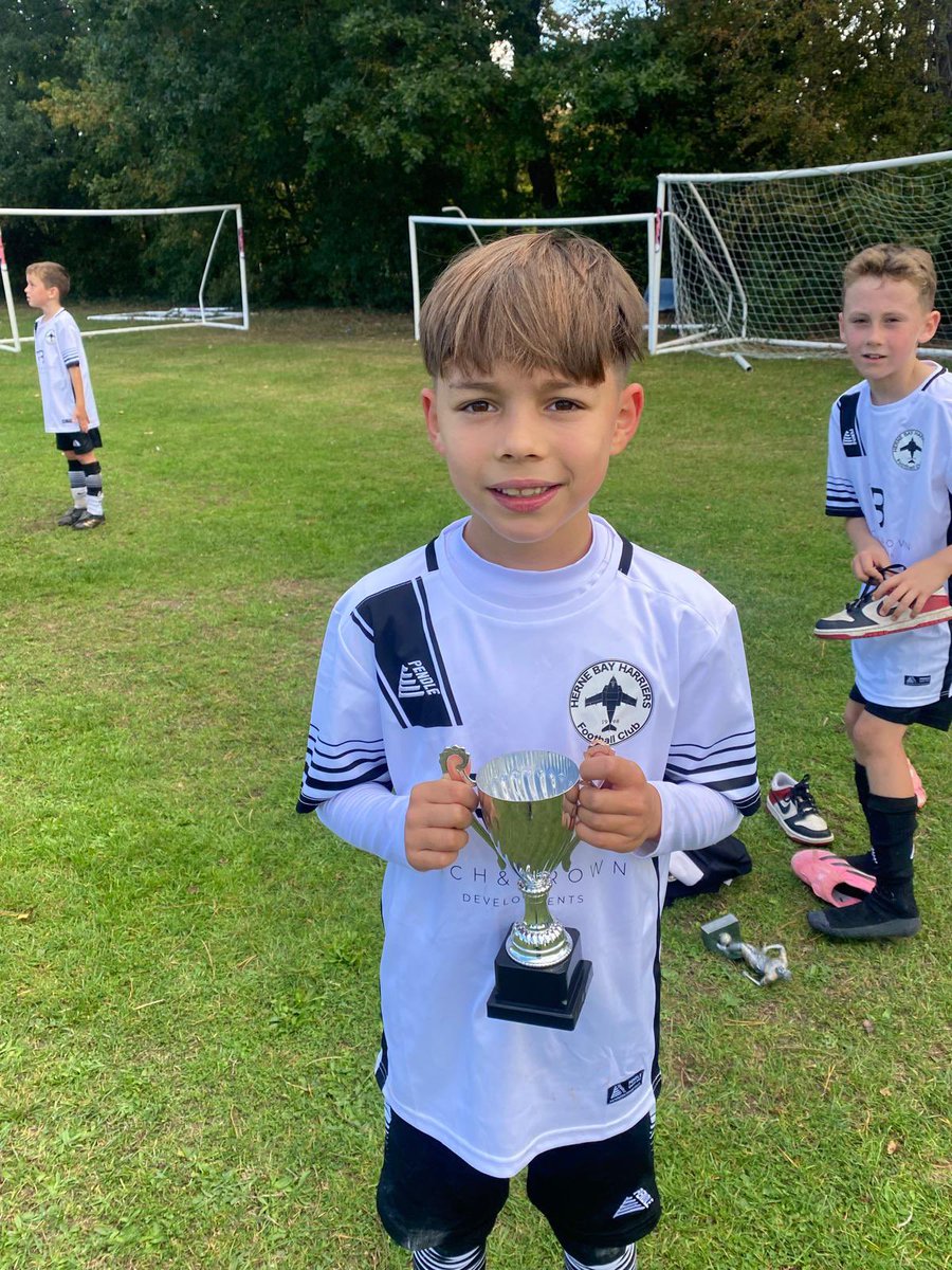 The u9s welcomed Deal Town Rangers to Herne.  A well contested game saw hatricks for both Sonny and Reuben. Oliver was MOTM for yet another solid game in defence. Joe , Alfie , Louie Arlo and Hugo all played their part in a good Harriers display.