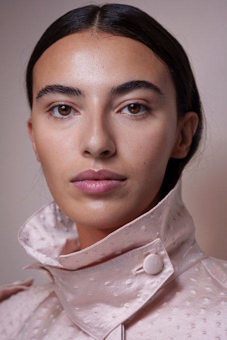 ما هو أسلوب ال Clean Girl؟ تعرفي على كيفية تطبيقه للحصول على إطلالة المثالية ب7 نصائح سهلة التطبيق 