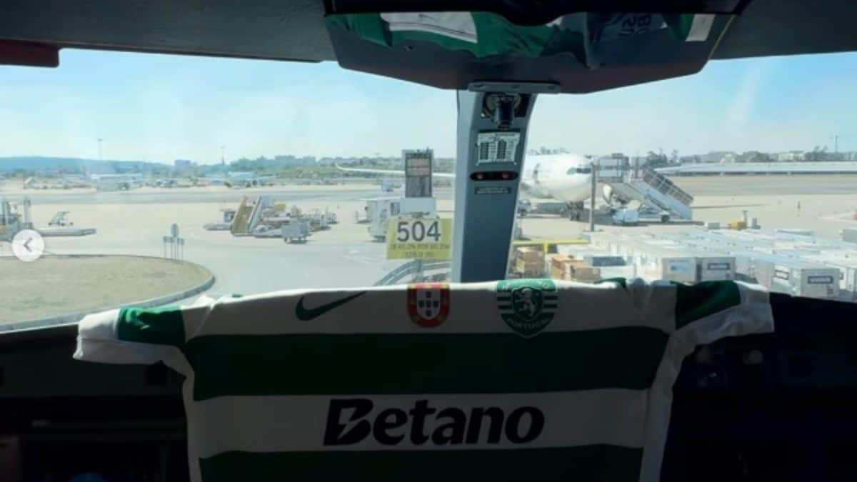 NapoliPosts's tweet image. Lo #Sporting non è riuscito a decollare nel pomeriggio da Lisbona come originariamente previsto alle 14.55, a causa di un guasto al motore dell'aereo. Il traffico e altri ritardi hanno reso impossibile nell'immediato il decollo, che dovrebbe avvenire in serata tra le 23/23:30.