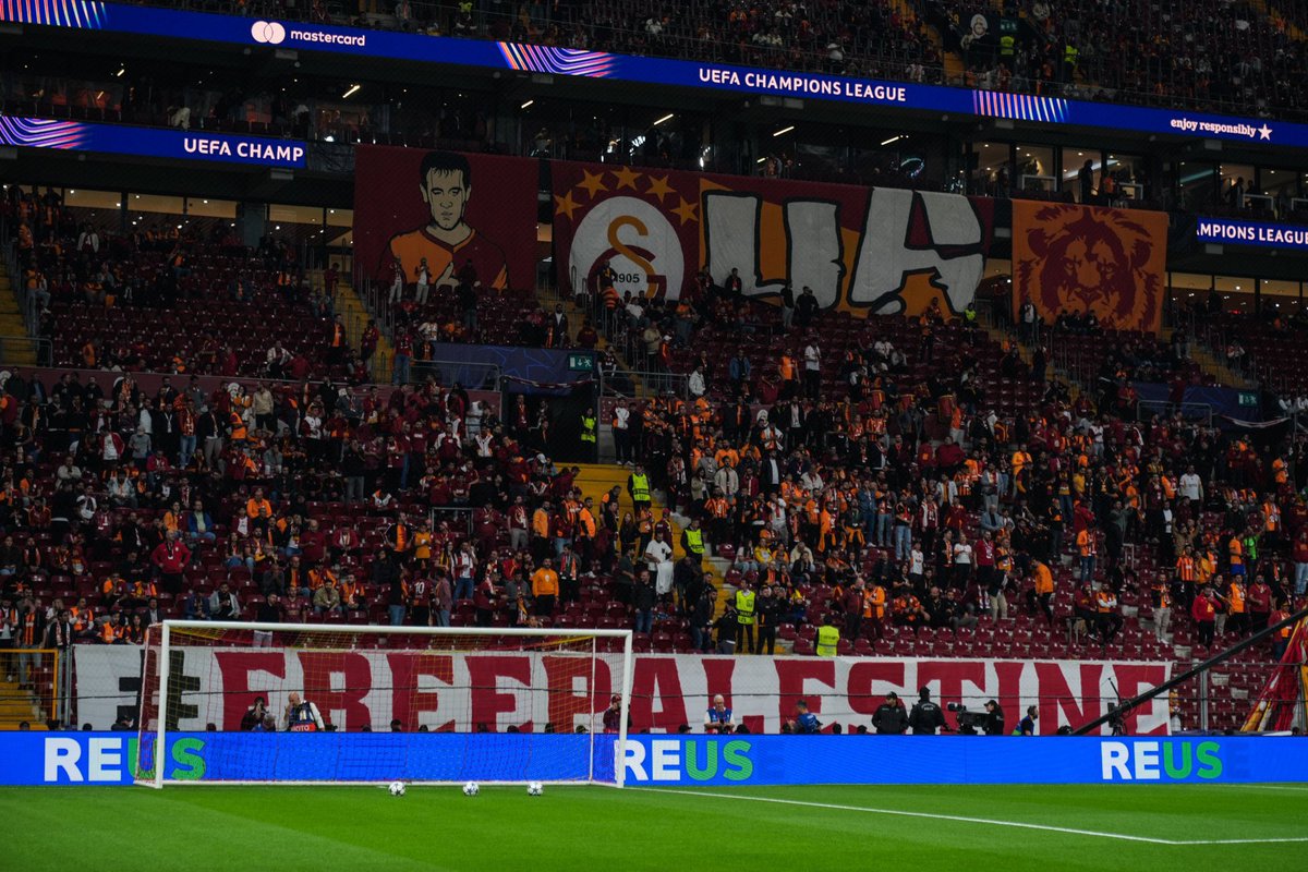 notifyhome's tweet photo. Galatasaray - Liverpool Şampiyonlar Ligi maçında Galatasaray tribünlerinden Filistin’e destek pankartları. 🇵🇸 https://t.co/riuGOdLHC3