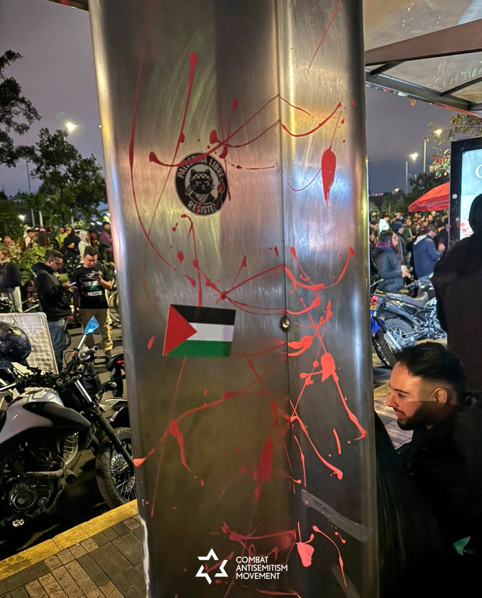 Lo que los manifestantes llaman "protestas pro palestina", en realidad son movilizaciones inundadas de expresiones que buscan la eliminación del único Estado Judío del mundo. Esta protesta tuvo lugar frente a las instalaciones del Consulado de Israel en Colombia.
