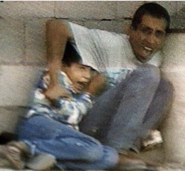 BannedConnolly's tweet photo. 25 anni fa, il 30 settembre 2000, i terroristi sionisti ammazzavano in mondovisione un bambino di 12 anni, terrorizzato, tra le braccia di suo padre.

È la storia del sionismo, di crimini indicibili, ostentati, impuniti.

Per Muhammad al-Durrah e tutti i martiri🌹 https://t.co/Ne7giCJTAO