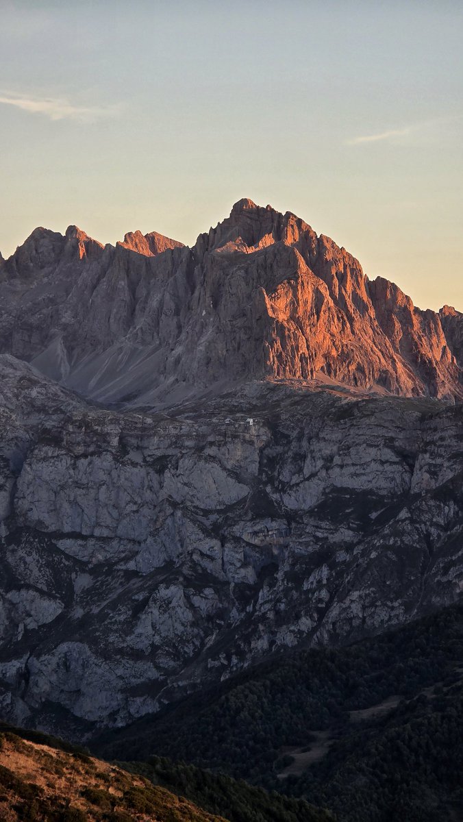 Ver como se enciende un poquito del macizo central de Picos de Europa es un privilegio.