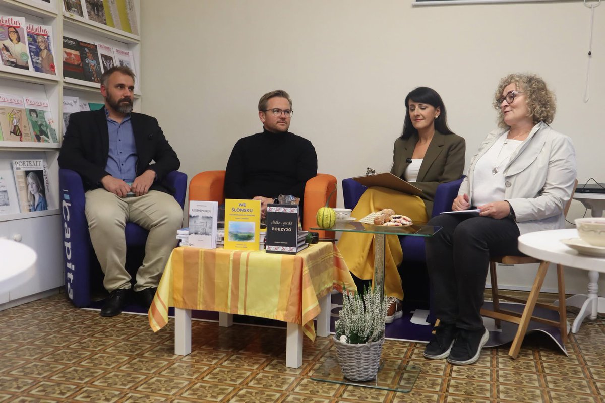 Gestern Abend präsentierten wir in der #Oppeln|er #Österreich-Bibliothek nicht nur unsere Bücher, sondern damit auch die "#Mehrsprachige #Literatur aus dem #Annabergland" in #Oberschlesien auf #Deutsch und #Schlesisch!
Danke!

#WeŚlōnsku #Silesian #ślōnskŏgŏdka #ponaszymu #Heimat