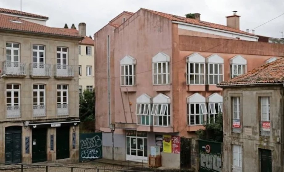 FerBlancoSilva's tweet image. Hai algo máis feo que esto en Santiago? 

Pasado o Ecuador do mandato penso que o Goberno Municipal aínda non ten un fito simbólico a reivindicar.

@GorettiSRei debe derrubar este mamotreto , se pensa negar o clásico discurso de lexislatura perdida. @bngcompostela