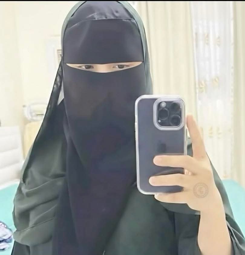 عمري ٣٥ عامًا، وُلدت مسيحيًا كاثوليكيًا. اعتنقت الإسلام ونوديت بالشهادة قبل سبع سنوات. لم تكن نشأتي الدينية قوية جدًا. بدأت تساورني شكوك حول المسيحية في سن الثانية عشرة، لكنني آمنت بالله حتى لو لم أكن أعرف من هو بالضبط. بدأت بالدعاء، متوجهًا إلى خالق العالم، واستجاب الله لي