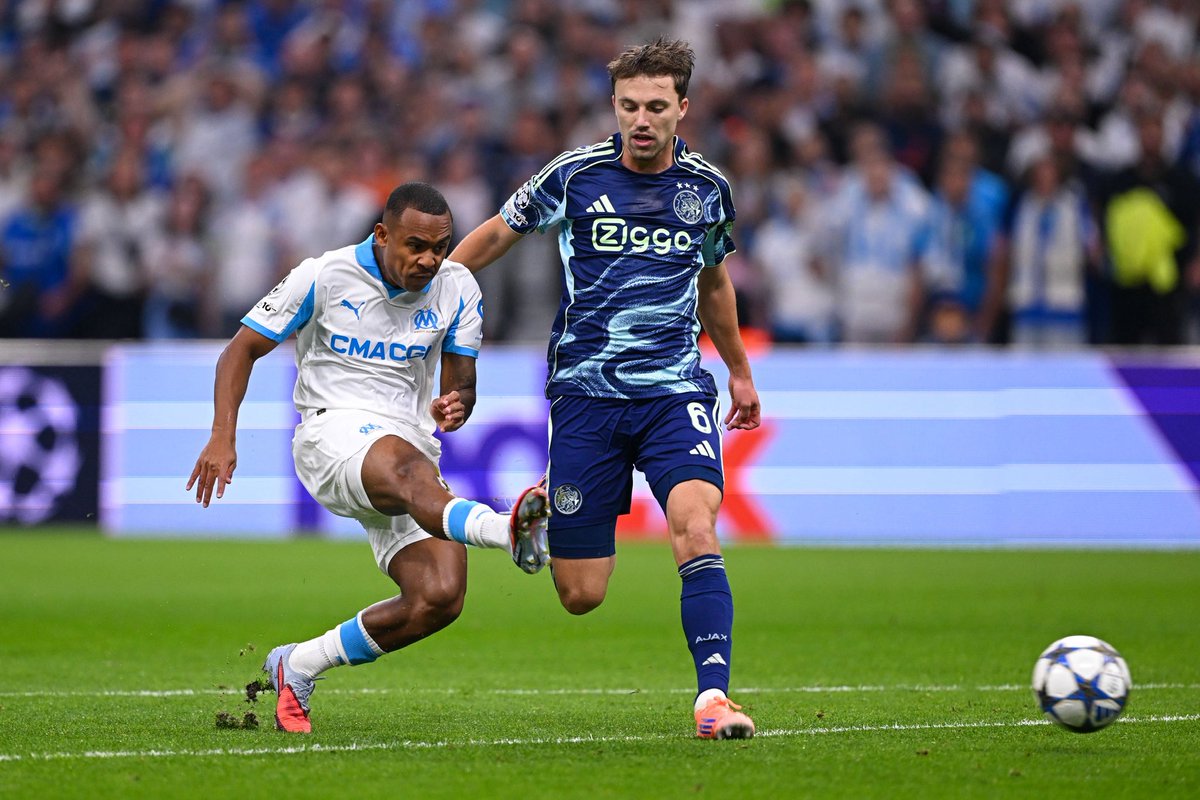 _BeFootball's tweet photo. 😱 𝟯-𝟬 𝗘𝗡 𝟮𝟱 𝗠𝗜𝗡𝗨𝗧𝗘𝗦 : l’OM est en train de 𝗥𝗜𝗗𝗜𝗖𝗨𝗟𝗜𝗦𝗘𝗥 l’Ajax Amsterdam, wow https://t.co/OSFbGh5Ktp