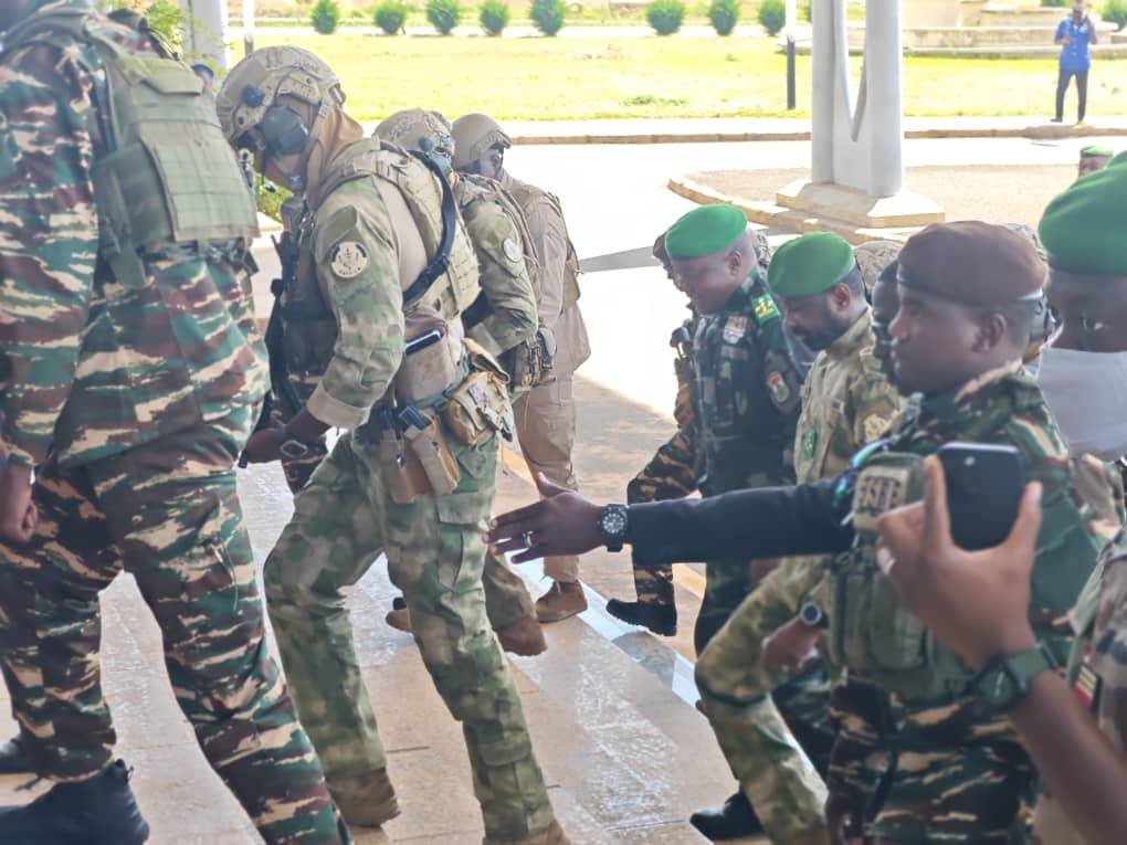 ras_kabore's tweet photo. Le Président Abdourahmane Tiani est arrivé ce 30 septembre à Bamako pour une visite officielle.
 
Il a été accueilli par le chef de l'État malien, Assimi Goïta. https://t.co/2FVDUv2YTN