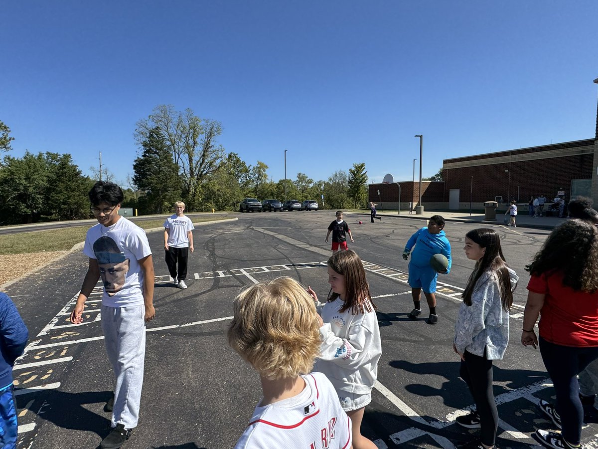 Finished the first month of Big Blue Basketball Buddies at Brookwood today! Looking forward to continuing to mentor our youth! <a href="/Brookwood_HCSD/">Brookwood Elementary</a> <a href="/HHSBigBlueAD/">Big Blue Athletics</a> <a href="/HtownSmalls/">Ty Smallwood</a> <a href="/BWPrincipalHCSD/">Aileen Ernst</a>