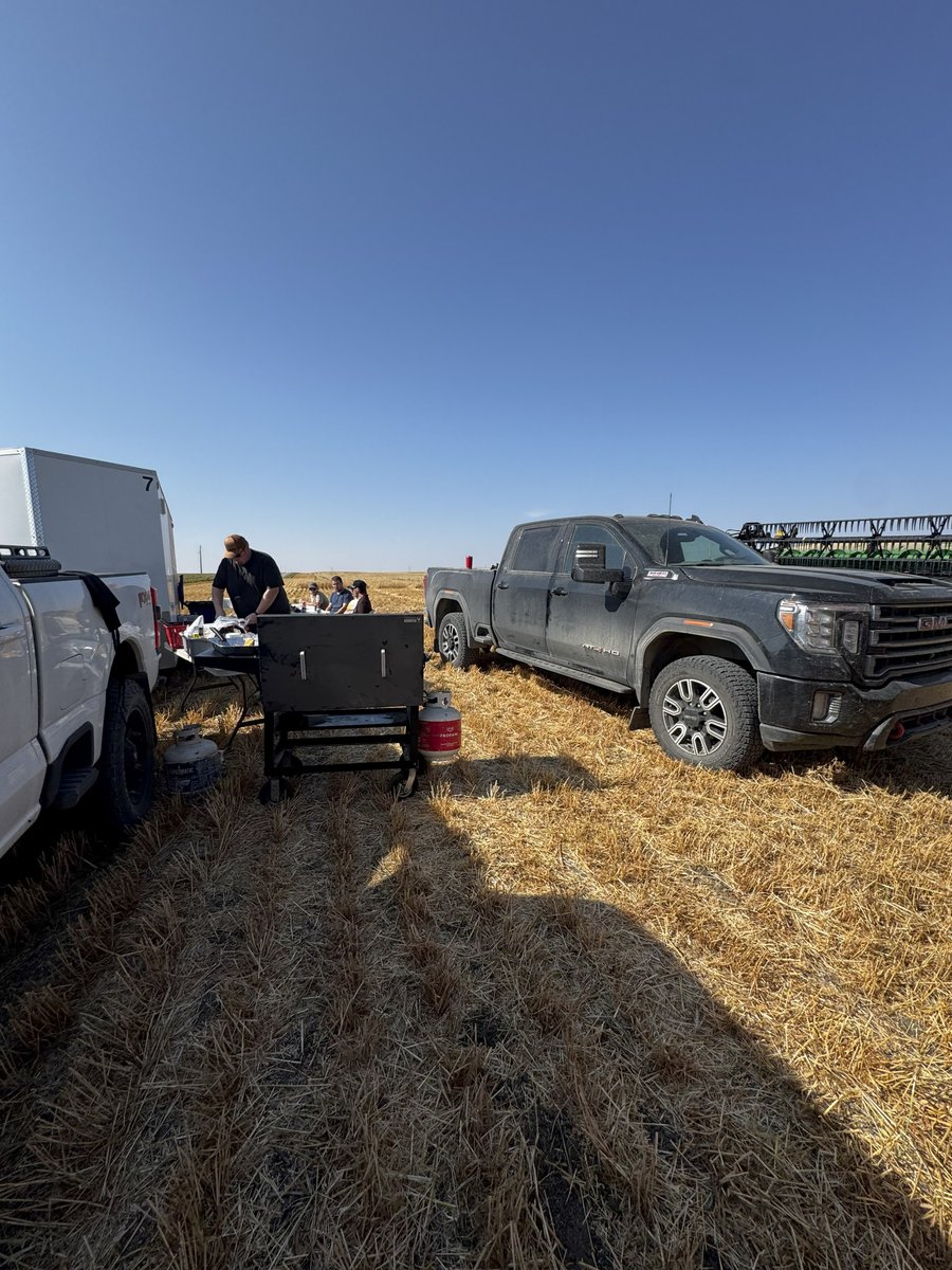 We’ve had beautiful fall weather for harvest BBQs in the field 🍔🌞

Last week, we teamed up with <a href="/flamangroup/">Flaman Group of Companies</a> to visit a few hard-working customers in Unity, SK.