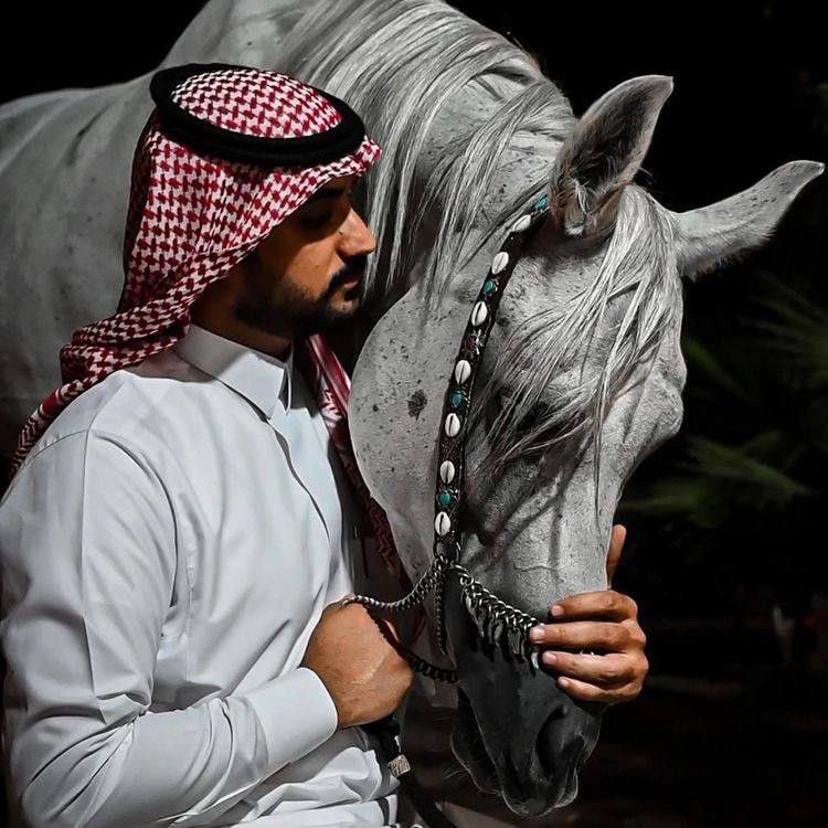 #راقت_لي

عِزّ ممشاك عن أرضٍ ما تحوفك
ومن يشتري خاطرك ..أشتريه بعمرك

والجمايل… لا عجزت تردّها قدّرها
واللي ما يثمر فيه خيرك… ذوقه مُرّك

ومن يستكثِر عليك الوضوح… أتركه
ومصير الليالي السود… يظهر قمرها 

#اقتباسات
#مساء_الخيرᅠ