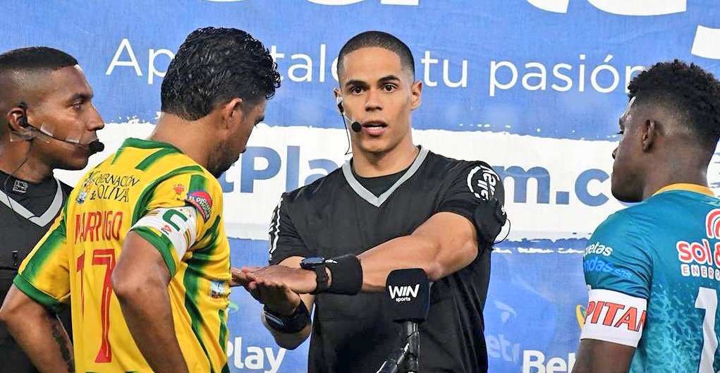 LAS VEN AL REVES 
Preocupante que cuatro arbitros colombianos vean las faltas y los penaltis "al reves". Rojas en Libertadores, Matorel y Montaño en Liga y en la B Moncada. La Comision Arbitral y Machado ni cuenta se han dado y ni pena les da, mientras los errores groseros siguen