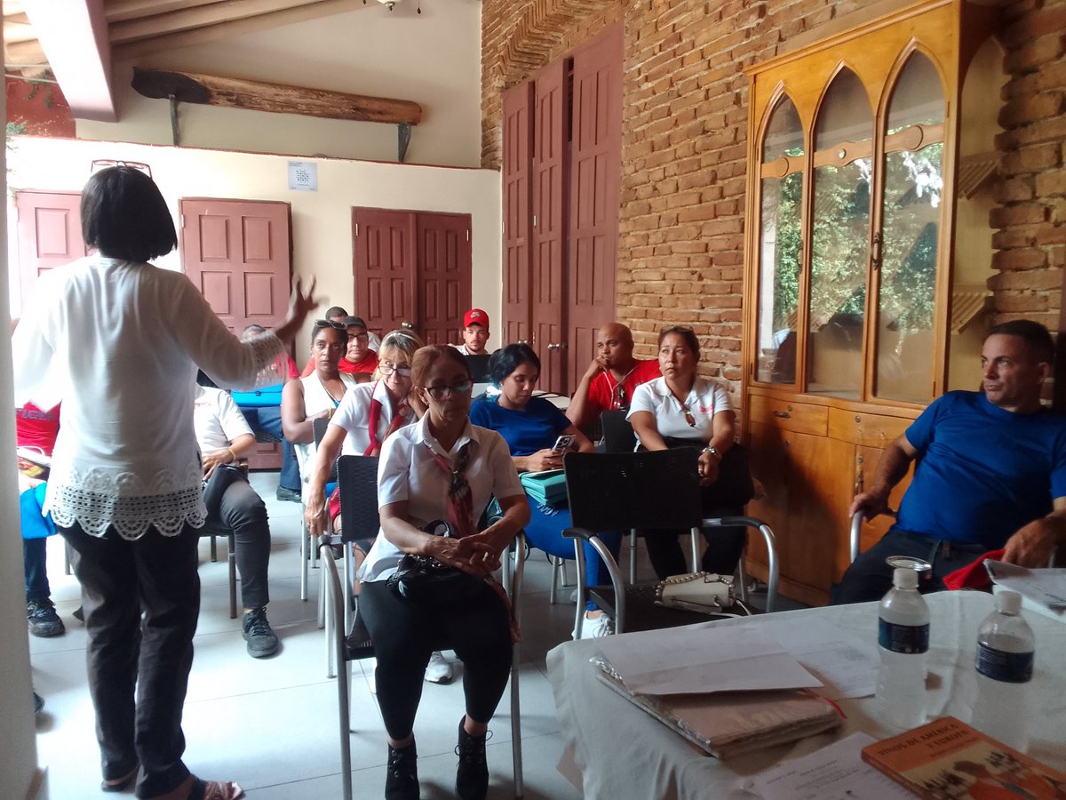 PalmaresGranma's tweet image. Trabajadores  de #PalmaresGranma disfrutan en estos momentos de una conferencia impartida por María Julia Díaz Ricardo, profesora de Formatur sobre Introducción al mundo del vino.