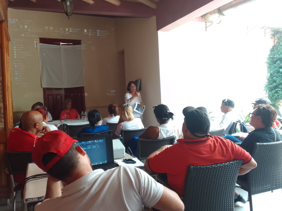 PalmaresGranma's tweet image. Trabajadores  de #PalmaresGranma disfrutan en estos momentos de una conferencia impartida por María Julia Díaz Ricardo, profesora de Formatur sobre Introducción al mundo del vino.