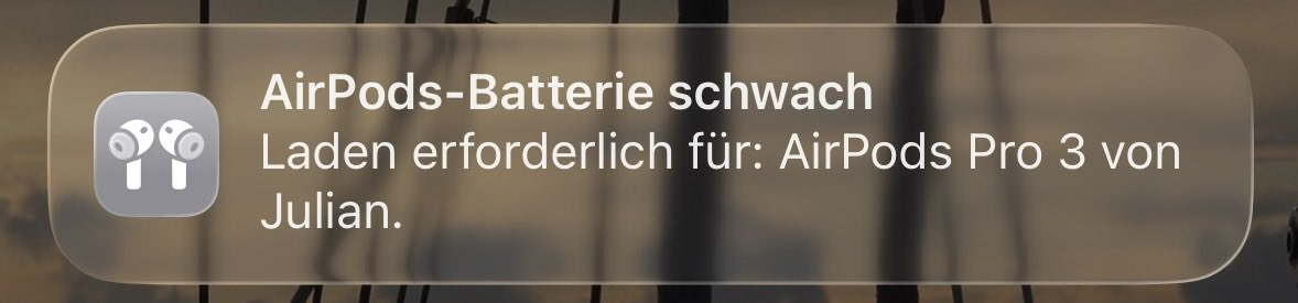 Cool feature of my new #AirPodsPro3. To get a notification about low battery is very helpful 👍🏻 #Apple