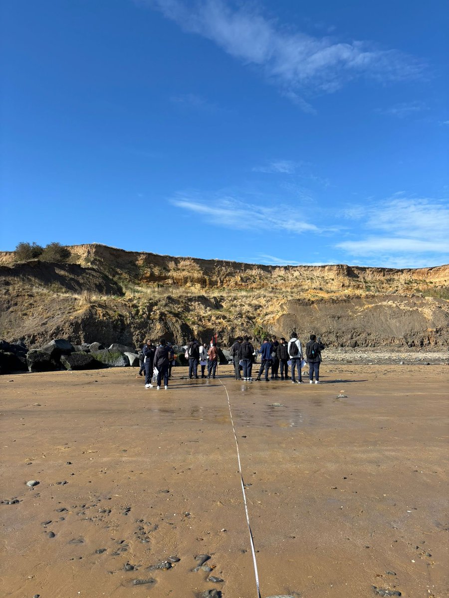 StepneyAS's tweet image. Fantastic engagement and teamwork from our Year 11 students as they completed their coastal fieldwork today! 👏📊 #GeographyFieldwork #TeamSAS #GCSEGeography