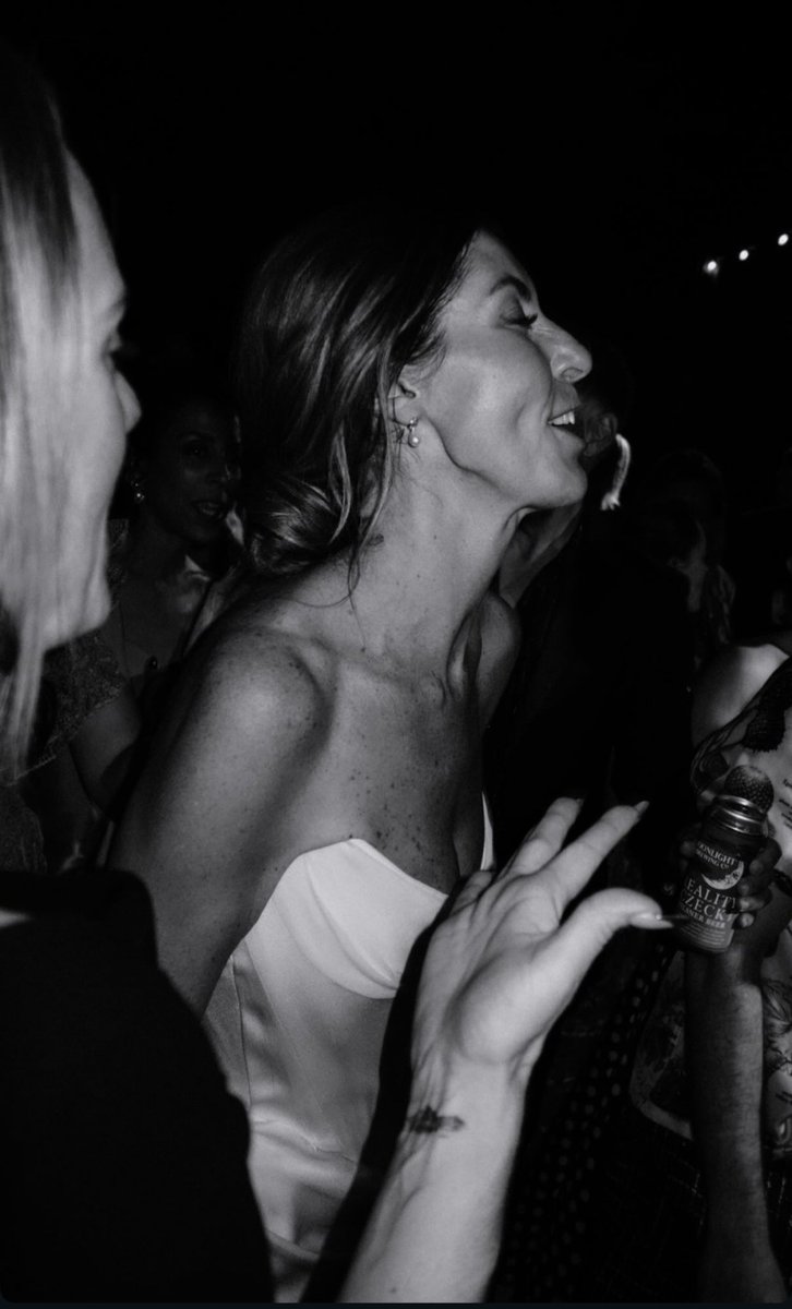 adeleella_'s tweet image. Definition of Adele crumbs if there ever was one