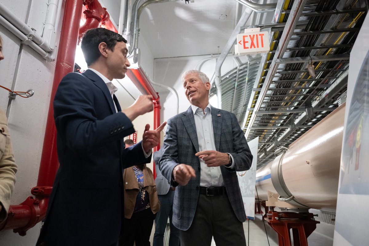 BrookhavenLab's tweet photo. Next, we brought @SecretaryWright to the site of America’s particle colliders.

After 20 years of recreating the conditions of the early universe at #RHIC, we will soon transform this pioneering collider into the #ElectronIonCollider, beginning a new era of physics. @ENERGY https://t.co/llTf9VigUc