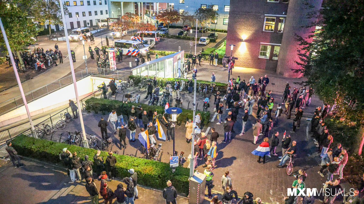 De demonstratie rond de komst van twee AZC’s op het Stadhuisplein is donderdagavond grimmig verlopen. Vooral bij de komst van de voorstanders liep de spanning op.

De Mobiele Eenheid hield beide groepen uit elkaar. Er werden rookbommen en zwaar vuurwerk afgestoken en eieren en