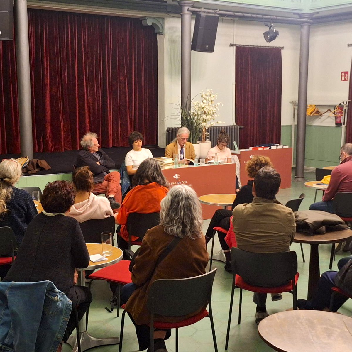 casino_vic's tweet photo. Tertúlia de poesia amb @e_casasses i @turasanglas #lapoliciairàdebòlit 😍@Documentspoesia Amb el suport de @lletres https://t.co/5IejPwTwDb