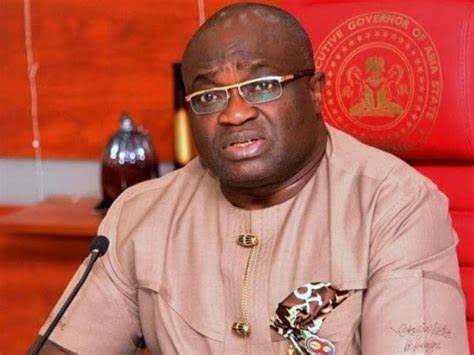 eazyfeeds's tweet photo. 🚨 BREAKING (Rumor Alert):

Social media has been buzzing with claims that a High Court in Abia State allegedly sentenced ex-Governor Okezie Ikpeazu to death by hanging over accusations of diverting ₦1 trillion meant for state projects. https://t.co/W7XoM7Bl0S