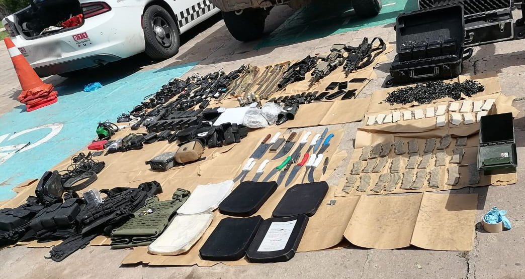 OfldeCuartel's tweet image. 🚨Novedades del Oficial de Cuartel🚨
En #Durango en el Kilometro 000+076 de la carretera Durango-Villa Unión, atoraron a unos mañosos con armamento, drones y equipo bélico.
@natsecboogie @CartelWatchNet @WorldCrimeIntel @aic_07 @IrvingPineda @GNocturnaMX @Libro_negro_
