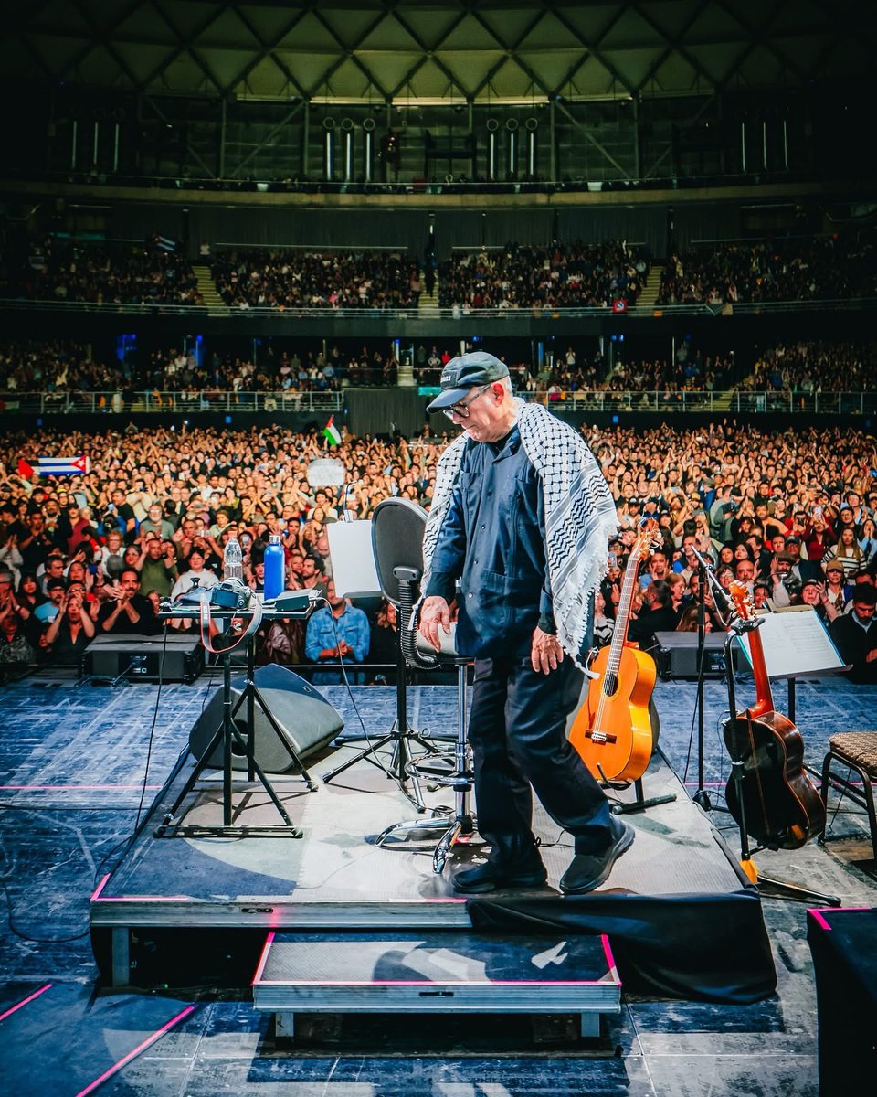 Sí, es cierto que Silvio Rodríguez le debe parte de su obra a la Revolución Cubana, a esa revolución entendida en sus años gloriosos, pues aquella épica sirvió de inspiración fundamental. La gesta fundacional, con su carga utópica y su pulsión transformadora, actuó como crisol de