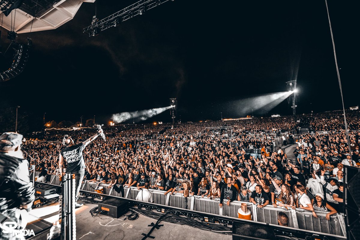 threedaysgrace's tweet image. What a view!! SOLD OUT show in SLC this past weekend! 😮‍💨🔥🔥

📷 @SPMediaAZ 

#ThreeDaysGrace #BreakingBenjamin #ReturnToDust #SaltLakeCity #Utah #USA