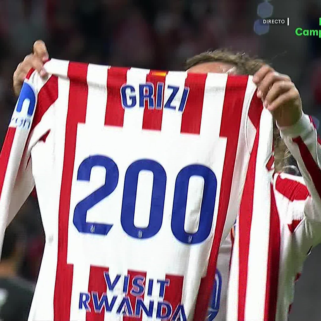 atletiuniverse's tweet image. ANTOINE GRIEZMANN CELEBRATES HIS 200TH GOAL FOR ATLETICO MADRID IN STYLE!!! ❤️🤍