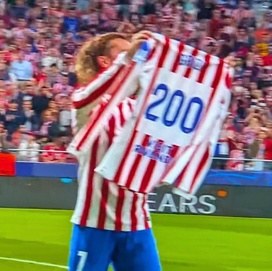 atletiuniverse's tweet image. ANTOINE GRIEZMANN CELEBRATES HIS 200TH GOAL FOR ATLETICO MADRID IN STYLE!!! ❤️🤍