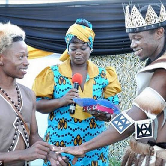 Bright_Afrika's tweet image. Ngizwe is still a young small boy mos... wayekuphi we we married the first gay couple in KZN?😭🔥🔥❤️😋😅