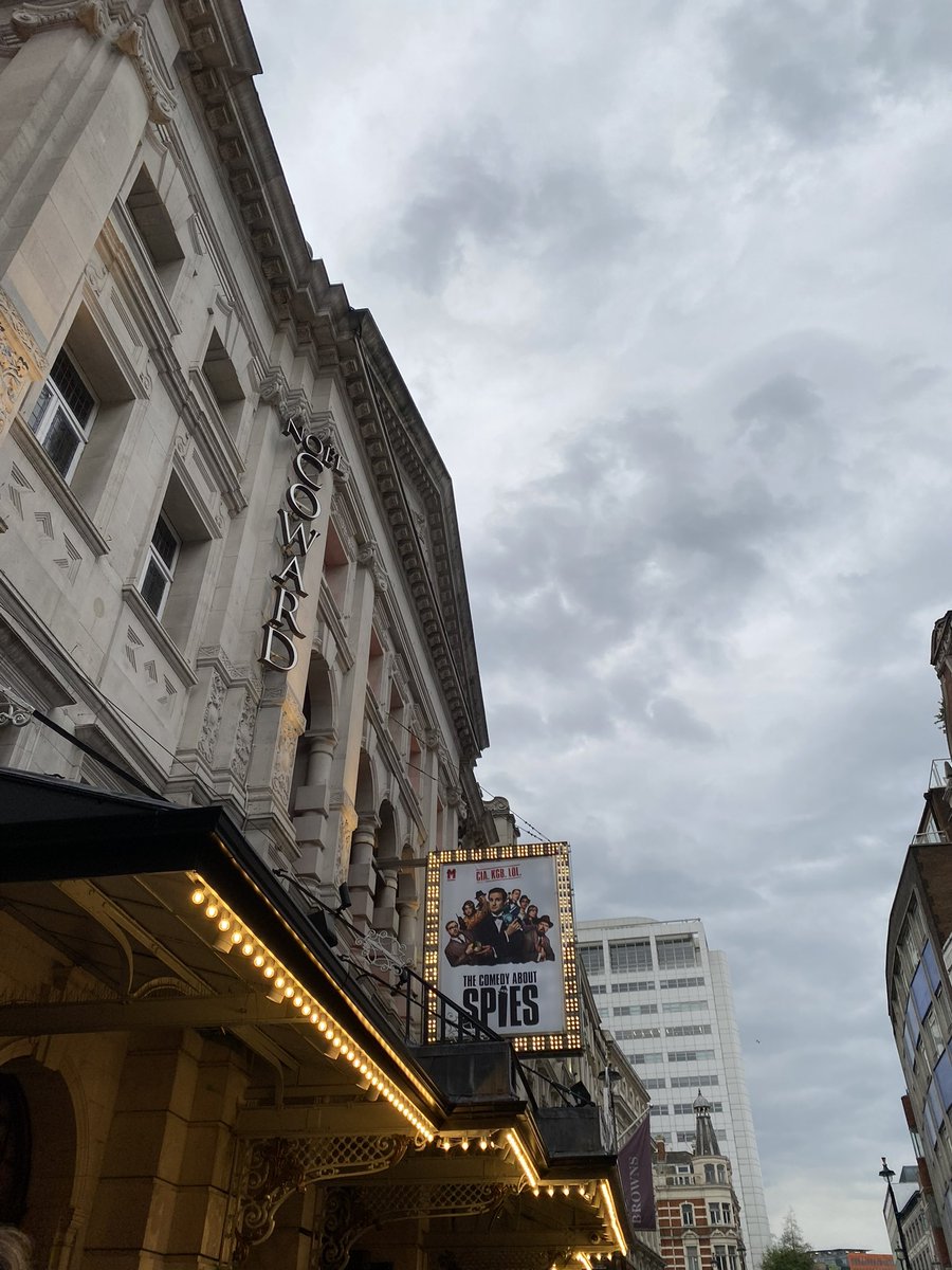 NotesfromrowH's tweet image. My first review is up on my blog - my review of The Comedy about Spies. It was such a lovely show, and I absolutely loved it! 

Go to my bio or go to notesfromrowh.com 

#theatrereview #westend #london