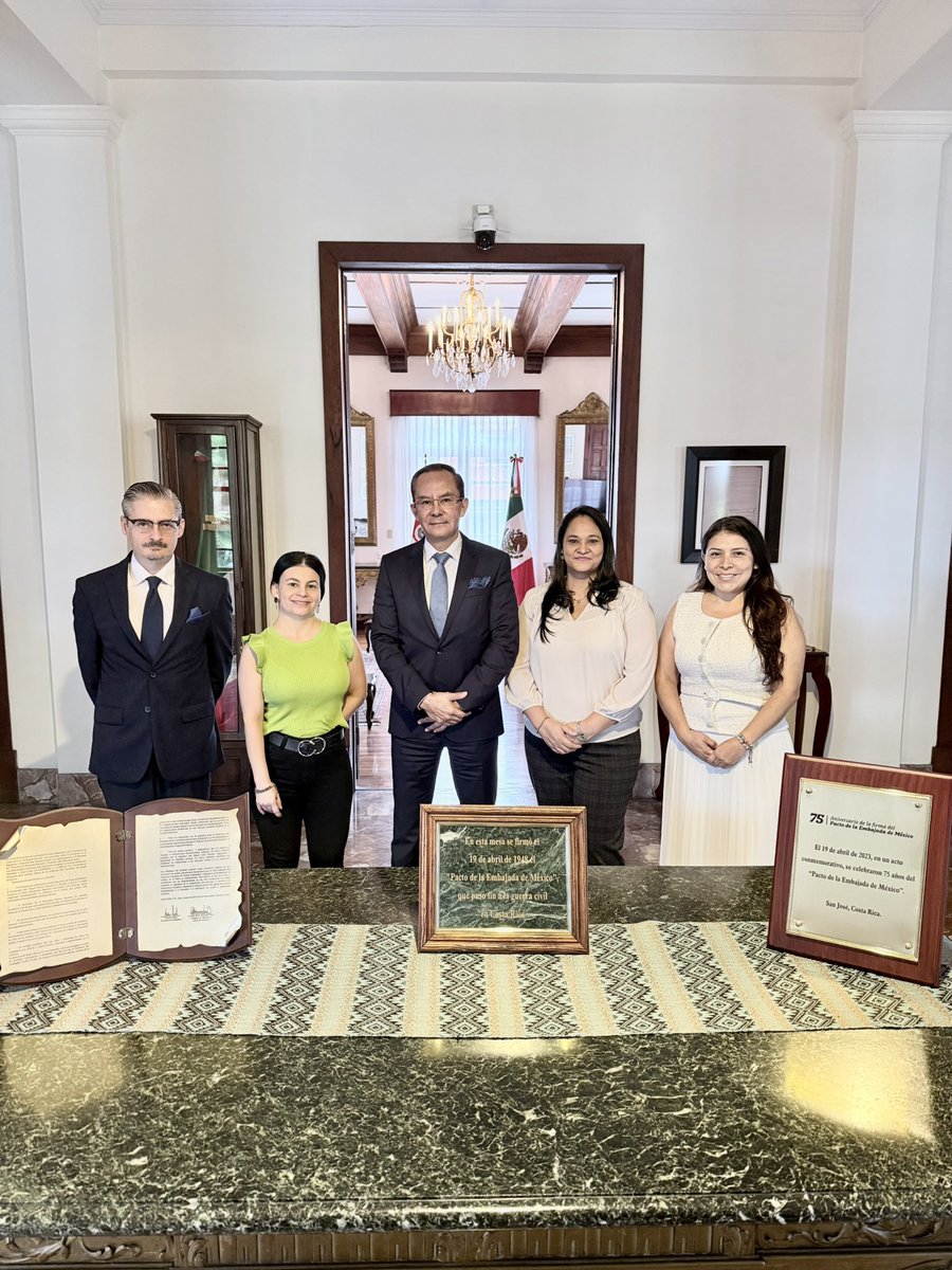 VictorSColin's tweet photo. En el marco del Programa Escuelas México, la @EmbaMexCri y el Ministerio de Educación Pública de 🇨🇷 buscamos promover acciones de cooperación a favor de la niñez costarricense y de la capacitación docente. Juntos lo hacemos bien.

🇲🇽🤝🇨🇷 https://t.co/tgMjtaJW9f