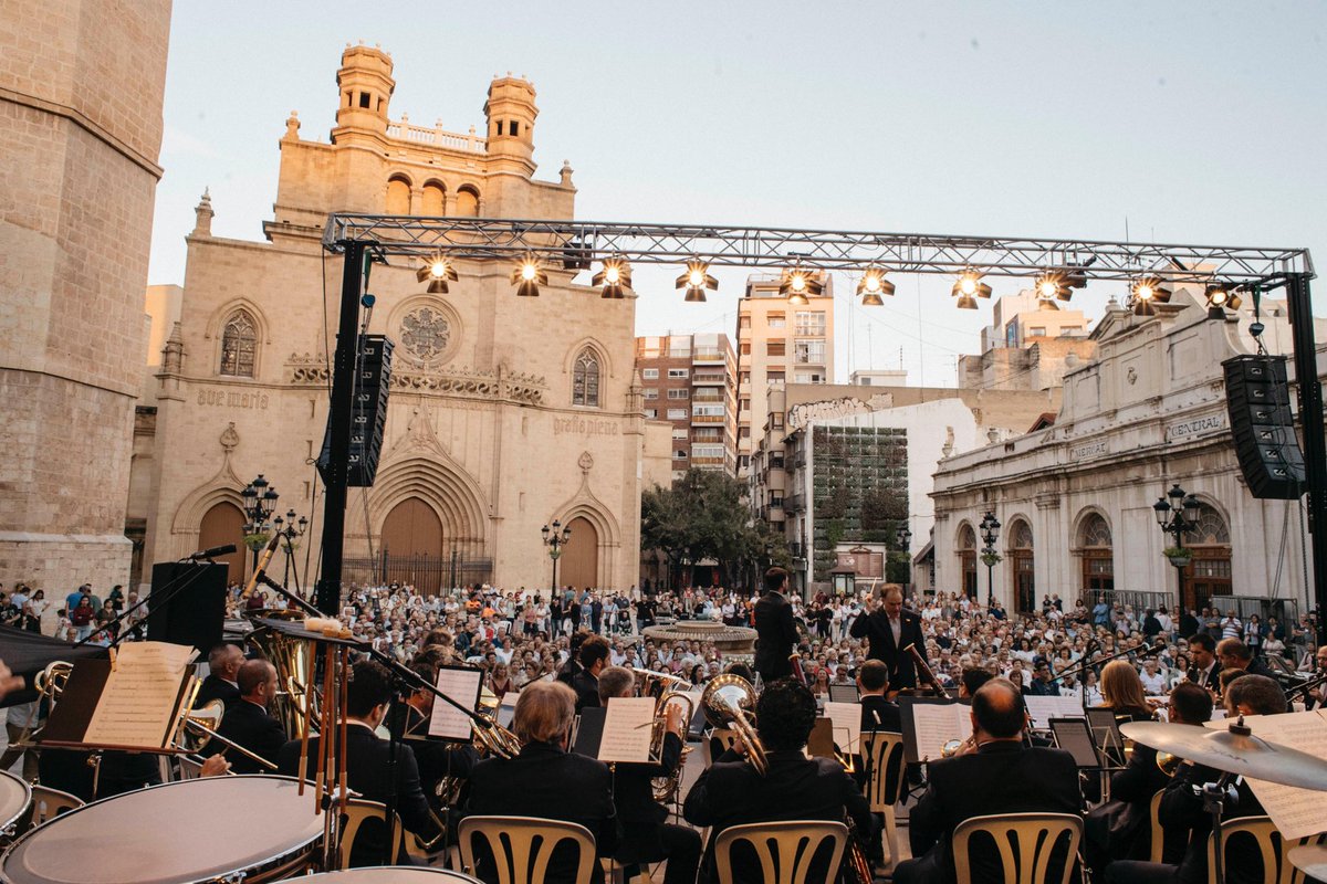 begonacarrasco's tweet photo. Hoy hemos asistido a “Amor Infinit”, un emotivo concierto de nuestra Banda Municipal en la Plaza Mayor.
Un homenaje lleno de música, alegría y gratitud hacia quienes han construido con su esfuerzo la ciudad que hoy conocemos. 🎶👏
#DíaDeLasPersonasMayores #OrgulloSenior https://t.co/3OsOEjGHRT