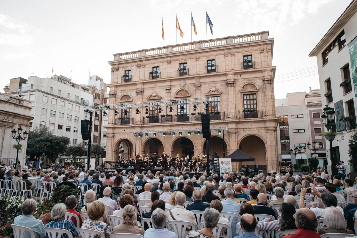 begonacarrasco's tweet photo. Hoy hemos asistido a “Amor Infinit”, un emotivo concierto de nuestra Banda Municipal en la Plaza Mayor.
Un homenaje lleno de música, alegría y gratitud hacia quienes han construido con su esfuerzo la ciudad que hoy conocemos. 🎶👏
#DíaDeLasPersonasMayores #OrgulloSenior https://t.co/3OsOEjGHRT