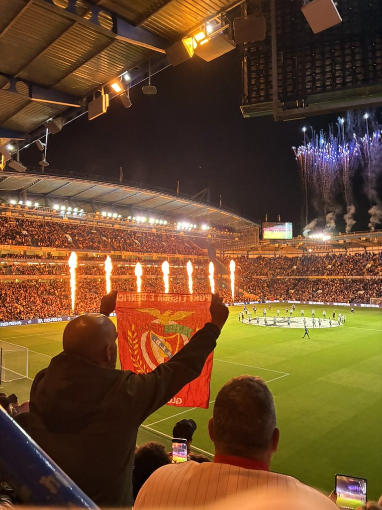 Fico com esta imagem. 

Benfica Acima de Tudo ❤️