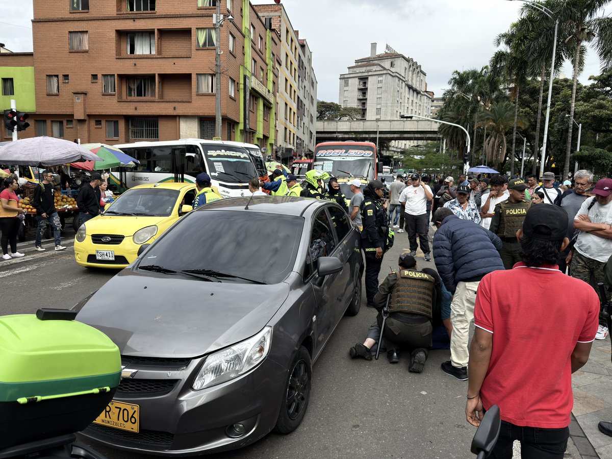 Hace 50 minutos este accidente en la plaza Botero y nada de una ambulancia ni agentes de la <a href="/sttmed/">Movilidad - Alcaldía de Medellín</a> #Medellín