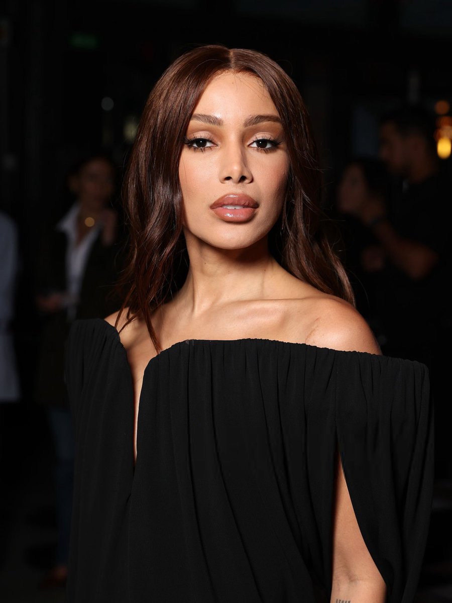 updatecharts's tweet image. FACECARD! Anitta para a semana de moda em Paris.